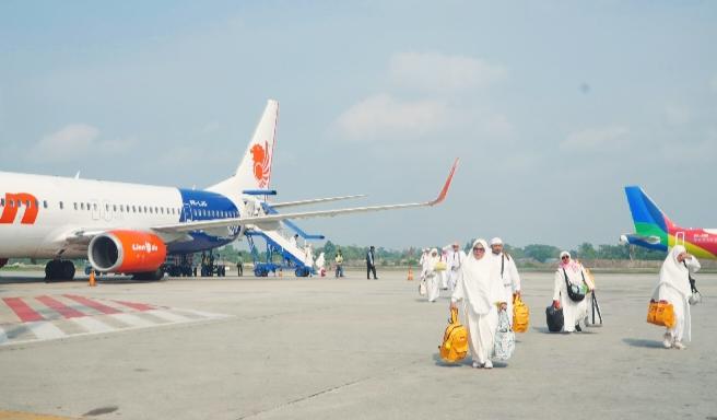 Tiba di Tanah Air, Jamaah Haji Kloter Pertama Riau Mendarat di Bandara SSK II Pekanbaru 